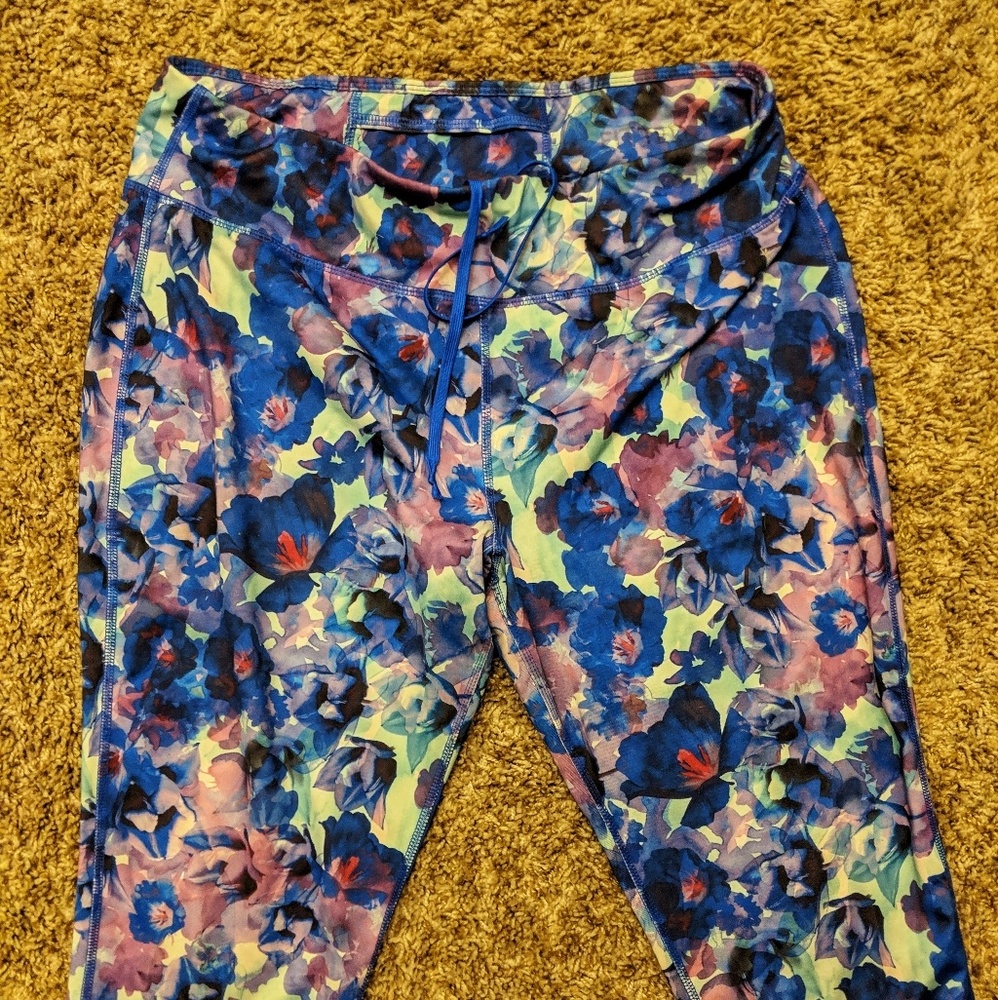 Danskin Large Floral Capri Leggings